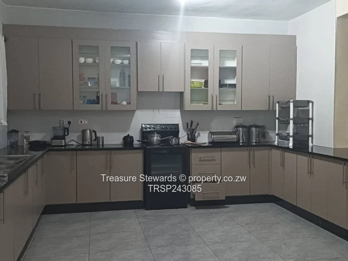 Sunlit Modern 3-Bed Apartment in Gletwin Park - Borehole