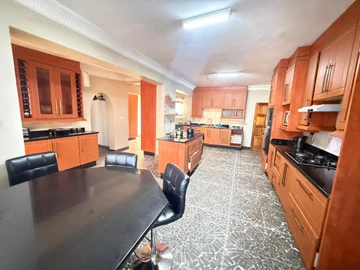 6 Bedroom House