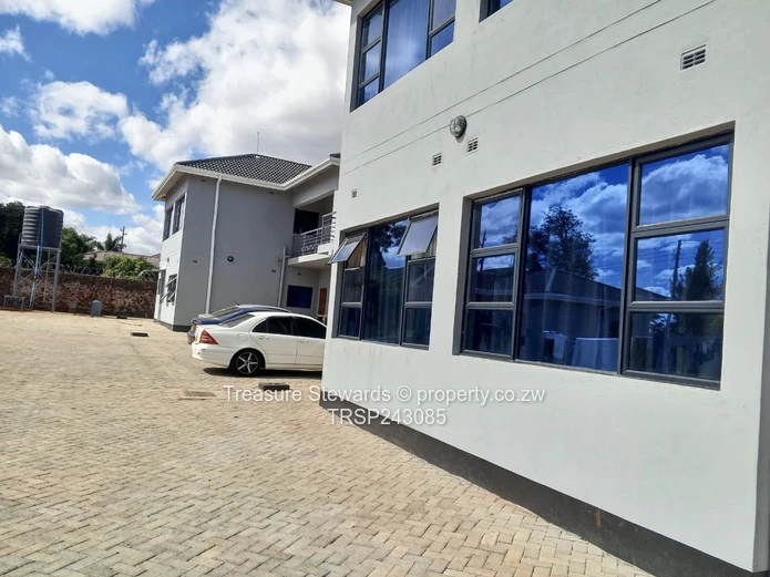 Sunlit Modern 3-Bed Apartment in Gletwin Park - Borehole