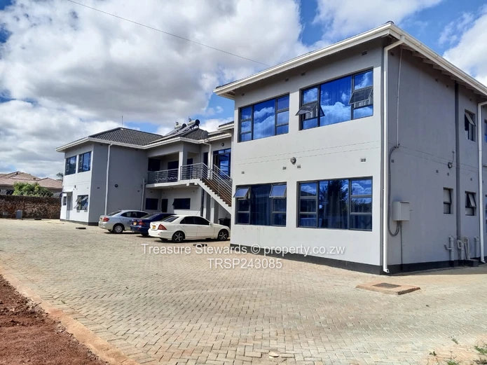 Sunlit Modern 3-Bed Apartment in Gletwin Park - Borehole