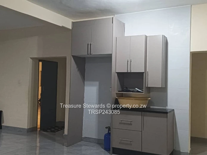 Sunlit Modern 3-Bed Apartment in Gletwin Park - Borehole