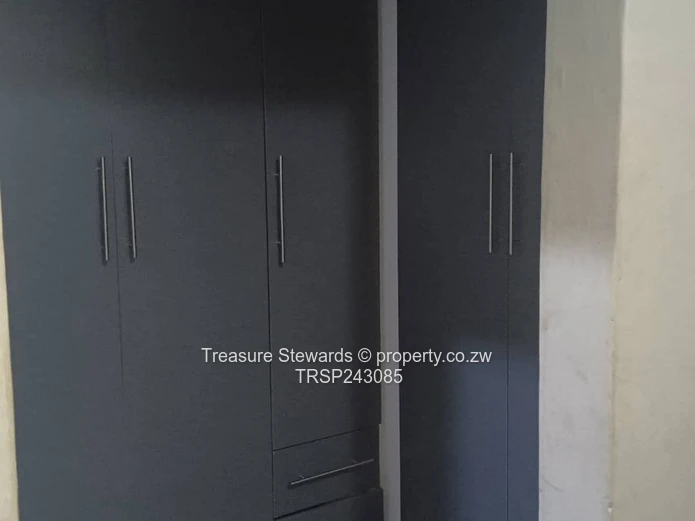Sunlit Modern 3-Bed Apartment in Gletwin Park - Borehole